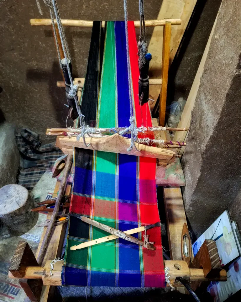Aunt Mehri’s Chadorshab Weaving - The Magic of Color and Knot in Shaneshtaras
