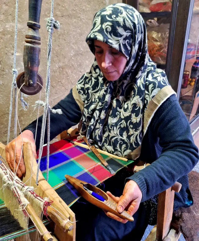 Aunt Mehri’s Chadorshab Weaving - The Magic of Color and Knot in Shaneshtaras